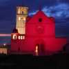 Volete emozionarvi con la Basilica di San Francesco di Assisi? Stasera sarà illuminata di rosso