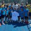 L' ex grifone Christian Kouan insieme a Maurizio Peluso con i bambini dello Zig Zag Smile Camp 
