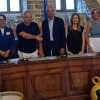 Stretta di mano tra Marcello Bazzurri e il sindaco Toniaccini e per 450mila euro la scuola di Deruta diventerà residenza per anziani! 