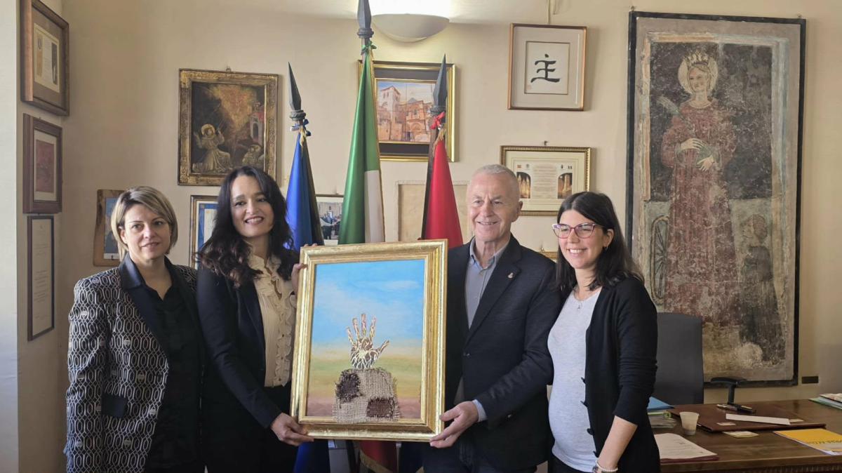 L'artista Moira Lena Tassi ha donato al Comune di Assisi l'opera pittorica "L’impronta dell’umanità"