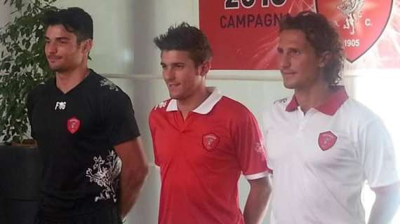 Nuovo stand temporaneo per la vendita dei prodotti del Perugia fuori dallo Stadio Curi