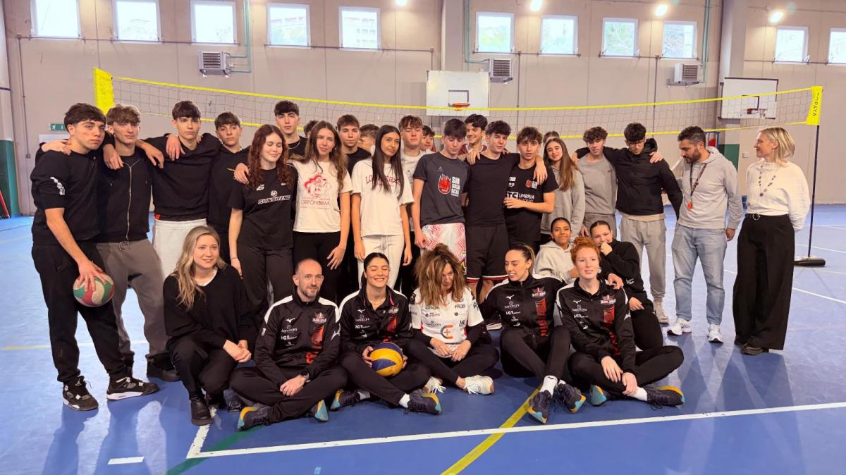 Le ragazze della Bartoccini Perugia al Liceo "Alessi" per un incontro con gli studenti