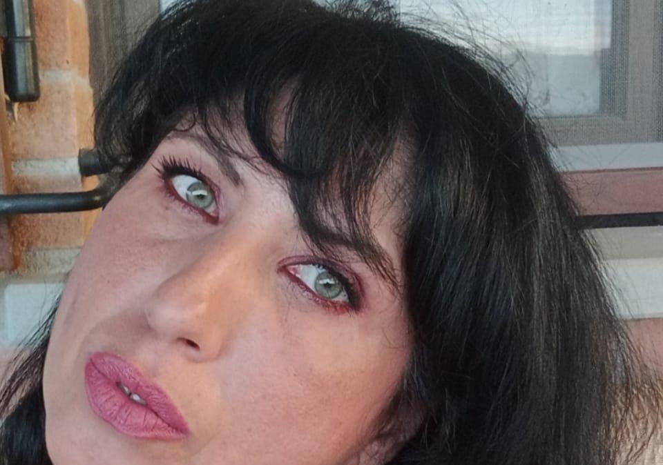 Tra le bariste più ammirate dell'Umbria, a 51 anni sogna di diventare la mamma più bella d'Italia