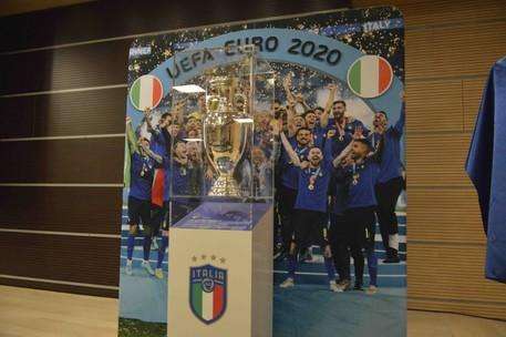 Per tutti un selfie con la Coppa di Euro 2000, portata a Perugia da Gravina