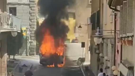 Tanta paura (VIDEO) al centro di Magione! Un furgone prende fuoco in mezzo alla strada