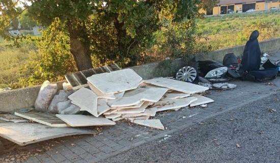 Discarica abusiva a Santa Sabina lungo la strada: che obbrobrio! Un'indegna vergogna