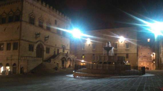 Vediamoci la Fontana Maggiore di Perugia illuminata di bianco, ma per una giusta causa...