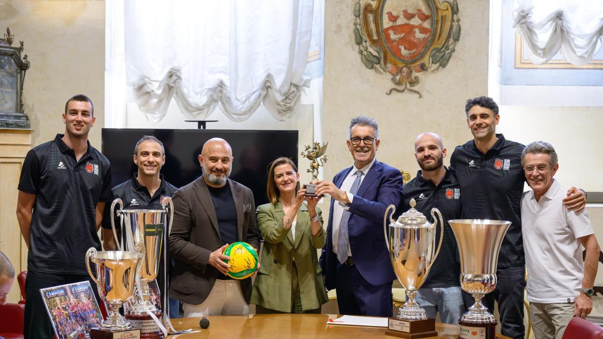 La sindaca Ferdinandi e l'assessore comunale Vossi hanno ricevuto la Sir Perugia pluri-vittoriosa