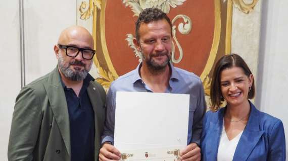 Perugia rende onore ad Andrea Cardinali per il gesto dello scorso 25 giugno: una pergamena da sindaca e assessore