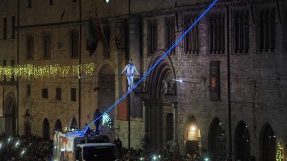 Perugia si è emozionata ancora per il funambolo Andrea! In Corso Vannucci tutti con lo sguardo al cielo...
