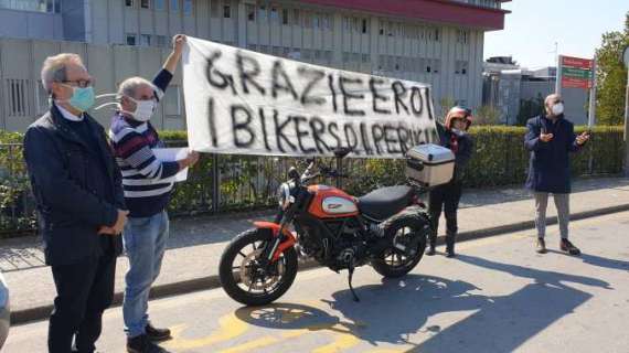 I bikers di Perugia guidati da Simona Cortona hanno ringraziato i sanitari dell'ospedale