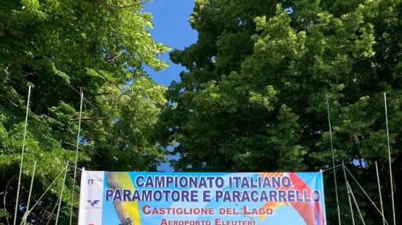 A Castiglione del Lago in corso il campionato italiano di paramotore e paracarrello