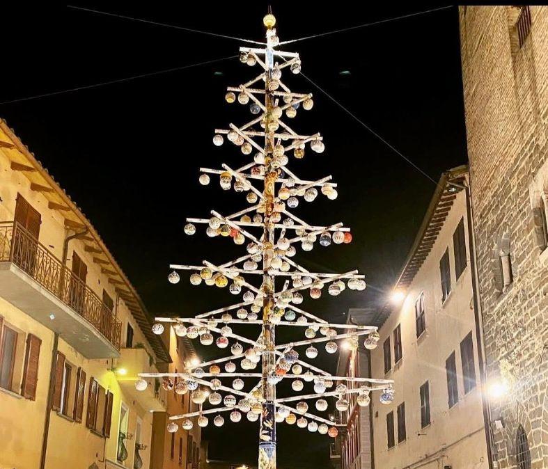 Che bello l'albero di Natale di Deruta! E' il più grande del mondo realizzato in ceramica