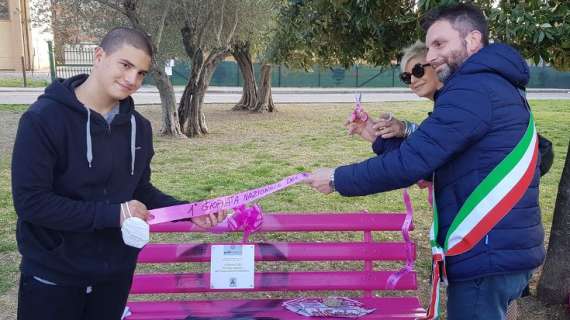 Una panchina rosa per sensibilizzare sul tumore al seno: suggestiva idea a Castiglione del Lago