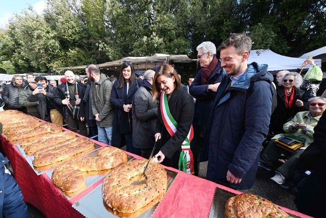 Folla nel centro storico di Perugia per celebrare San Costanzo all'insegna del torcolo