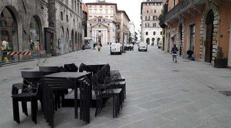 Nel centro storico di Perugia si moltiplicano i tavoli all'aperto per il rilancio