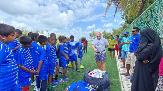 Che bella iniziativa! Il perugino Moreno Maitini consegna materiali ad una scuola calcio delle Maldive