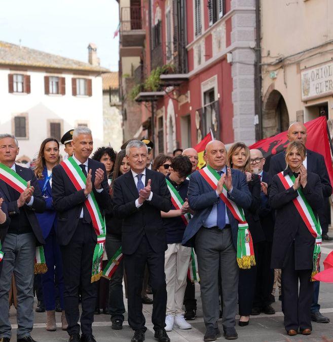 A Deruta le istituzioni di mezza Europa nel segno della ceramica: il sindaco Toniaccini travolto dall'euforia