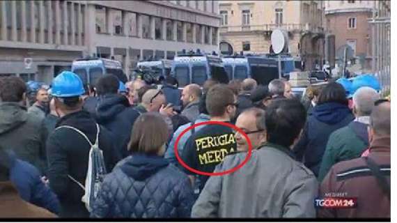 La foto di un manifestante dell'Ast a Roma manda su tutte le furie molti tifosi perugini