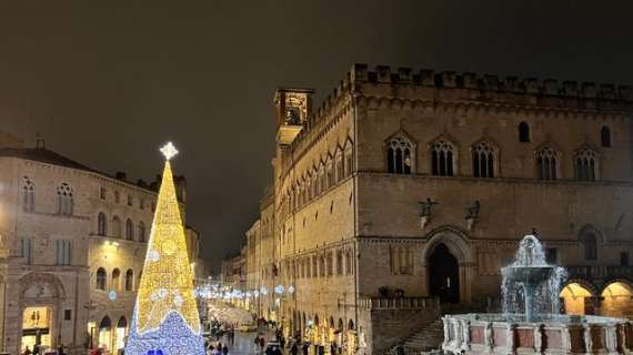 Il Natale di Perugia! Accesi i due alberi: quello più grande del mondo sui tetti e a terra di 18 metri!