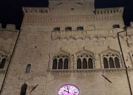 Ma lo sapete perchè l'orologio di Palazzo dei Priori a Perugia si illumina di rosa?