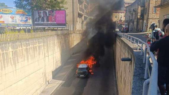 Paura a Perugia per un'auto che è andata a fuoco in strada vicino alla stazione