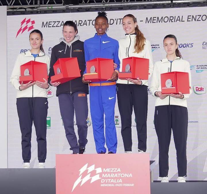 Melissa Fracassini dell'Arcs Cus Perugia sul podio della Mezza Maratona d'Italia a Maranello: ha preceduto le gemelle Ribigini