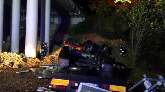Muore autista sulla E45: il suo camion è volato nel viadotto per 15 metri 