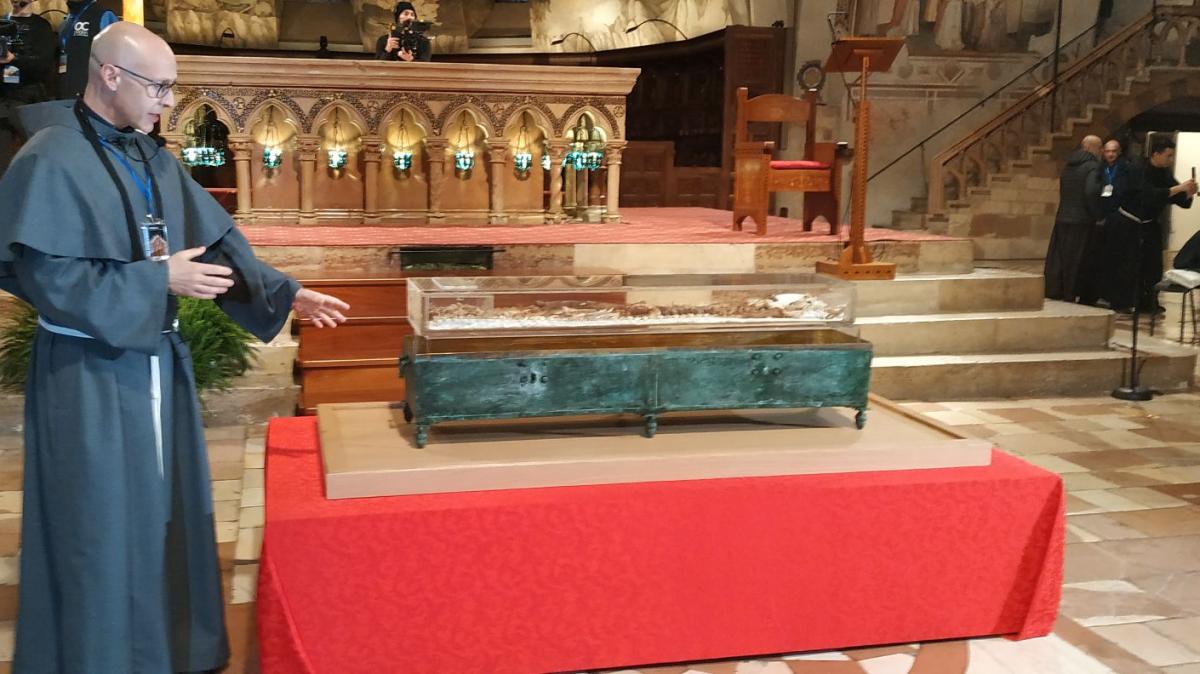 Grandi emozioni ad Assisi per l'ostensione pubblica e prolungata delle spoglie mortali di San Francesco 