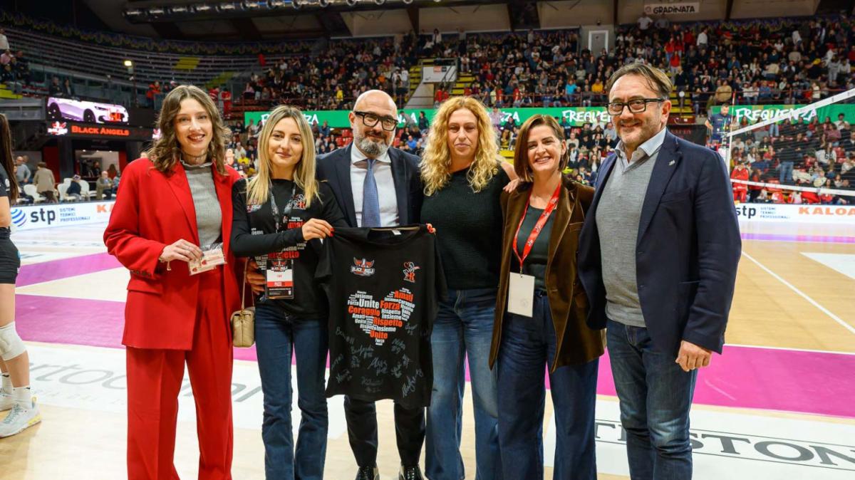 La Bartoccini Perugia "Schiaccia la violenza" in collaborazione con l’associazione Scarpetta Rossa