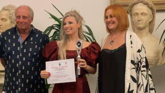 Congratulazioni! Sarah Cosmi ha trionfato al premio “Donne d’Amore" con il libro “La Responsabilità della bellezza”