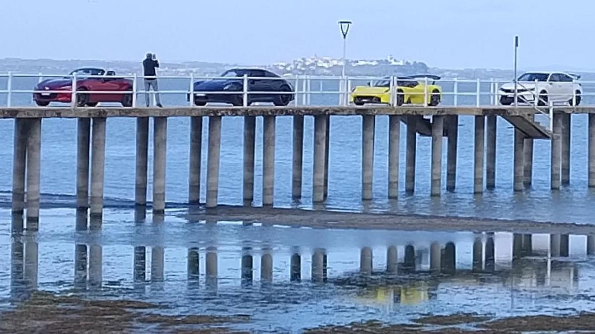 Ma come è possibile? Al Trasimeno auto in sosta sul pontile! E' non è la prima volta che accade... 