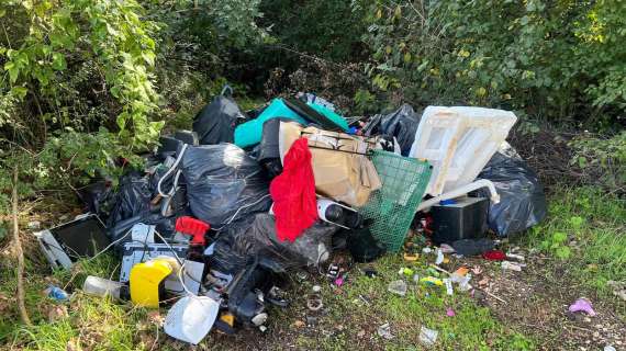 Obbrobrio a Corciano! Davvero una bruttissima immagine la discarica abusiva lungo la Chiugina