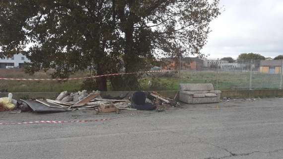 Mancano le panchine? Il rimedio alla discarica abusiva di Santa Sabina è con il divano