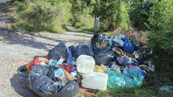 Che bruttissima immagine nei dintorni di Perugia! Discarica abusiva lungo i percorsi pedonali