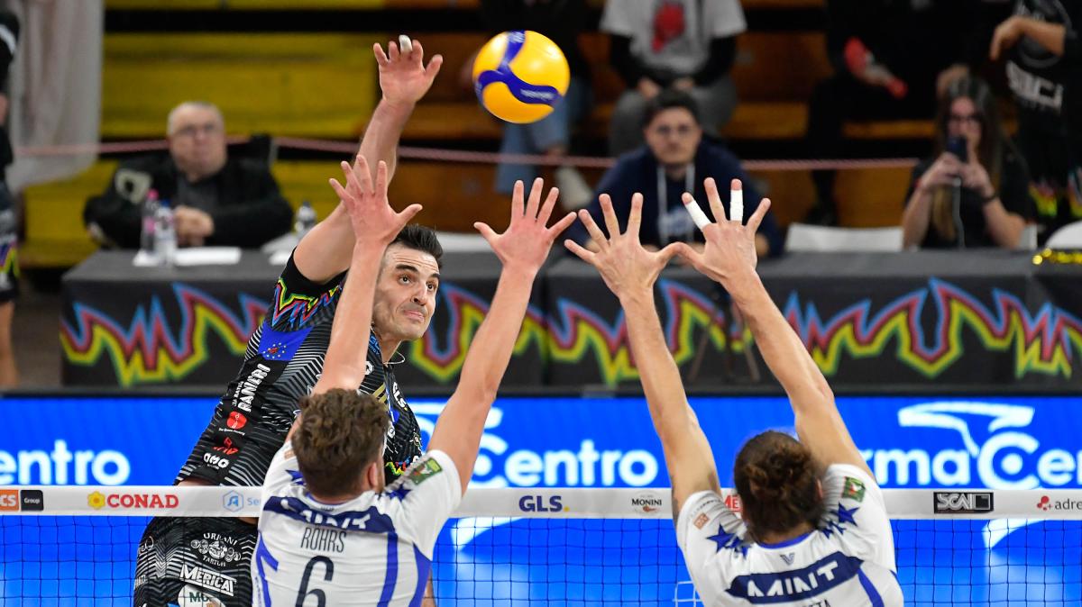 La Sir Susa Scai Perugia anticipa a sabato sera l'esordio nei playoff scudetto: gioca alle ore 21 in casa contro Monza