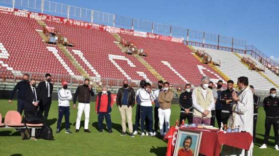 L'emozionante ricordo di Renato Curi con una messa sul prato dello stadio che porta il suo nome