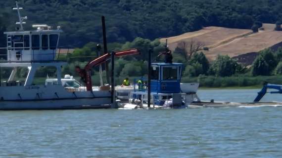 Che situazione! Al Lago Trasimeno quasi affondato il mezzo per il dragaggio dei fanghi