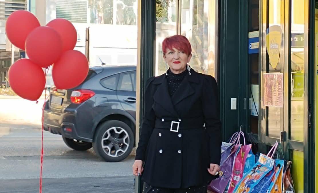 Complimenti a Patrizia! Ha coronato il suo sogno e oggi ha riaperto l'edicola che rischiava di scomparire!