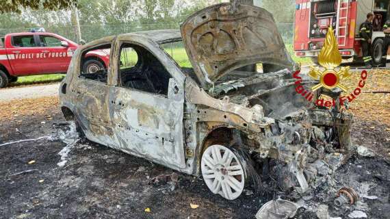 Episodio sconvolgente: domato l'incendio di un'auto, all'interno c'era un uomo carbonizzato 