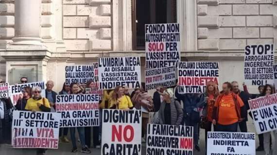 Le famiglie con soggetti con disabilità in piazza a Perugia "Spariti di colpo i contributi!" 