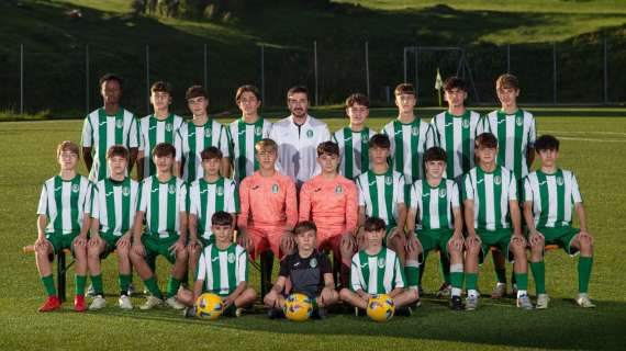 La squadra Giovanissimi dello Junior Carpine Magione festeggia la vittoria del campionato