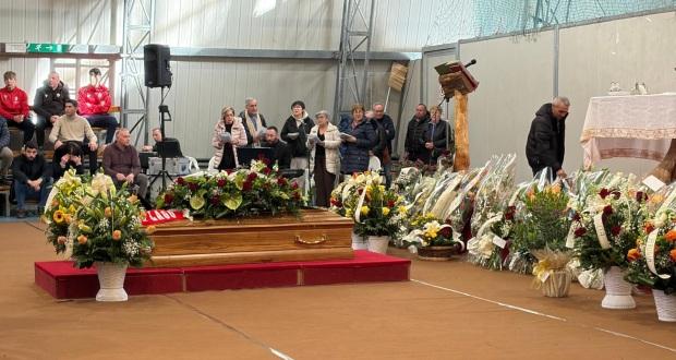 La comunità del Trasimeno ha dato l'ultimo saluto a Renato, uomo di sport e di amore 