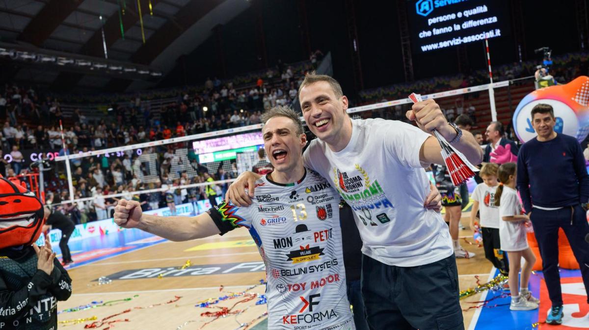 La gioia della Sir Perugia che ha battuto Piacenza in gara-1 per la festa insieme ad Atanasijevic