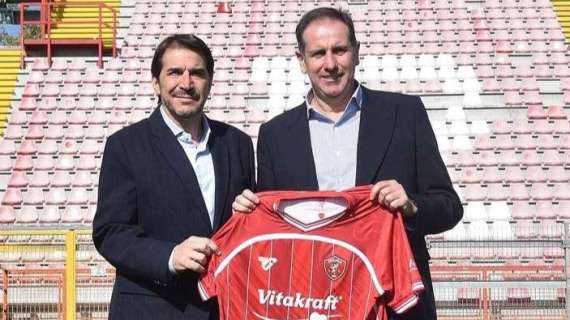 Inizia la nuova era del Perugia! Il presidente Javier Faroni e l'allenatore Lamberto Zauli sorridenti sul prato del Curi