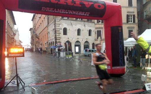 Memorial Spagnoli di corsa: ordine di arrivo maschile con lo show di Alessio sotto la pioggia per le strade di Perugia