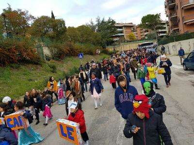 Che entusiasmo a Ferro di Cavallo per la festa di carnevale! Bambini felici e mascherati