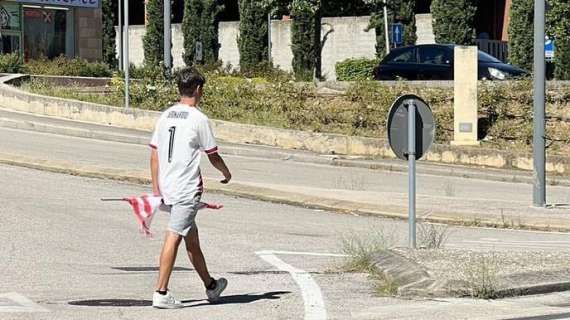 Sotto il sole in strada, con maglia del Perugia e bandiera per sostenere il Grifo in amichevole! E' lui il simbolo dell'essere tifoso!