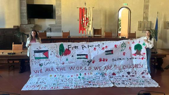 Da Città di Castello l'Eco-Bandiera Collettiva della Pace di Moira Lena Tassi è arrivata in Palestina