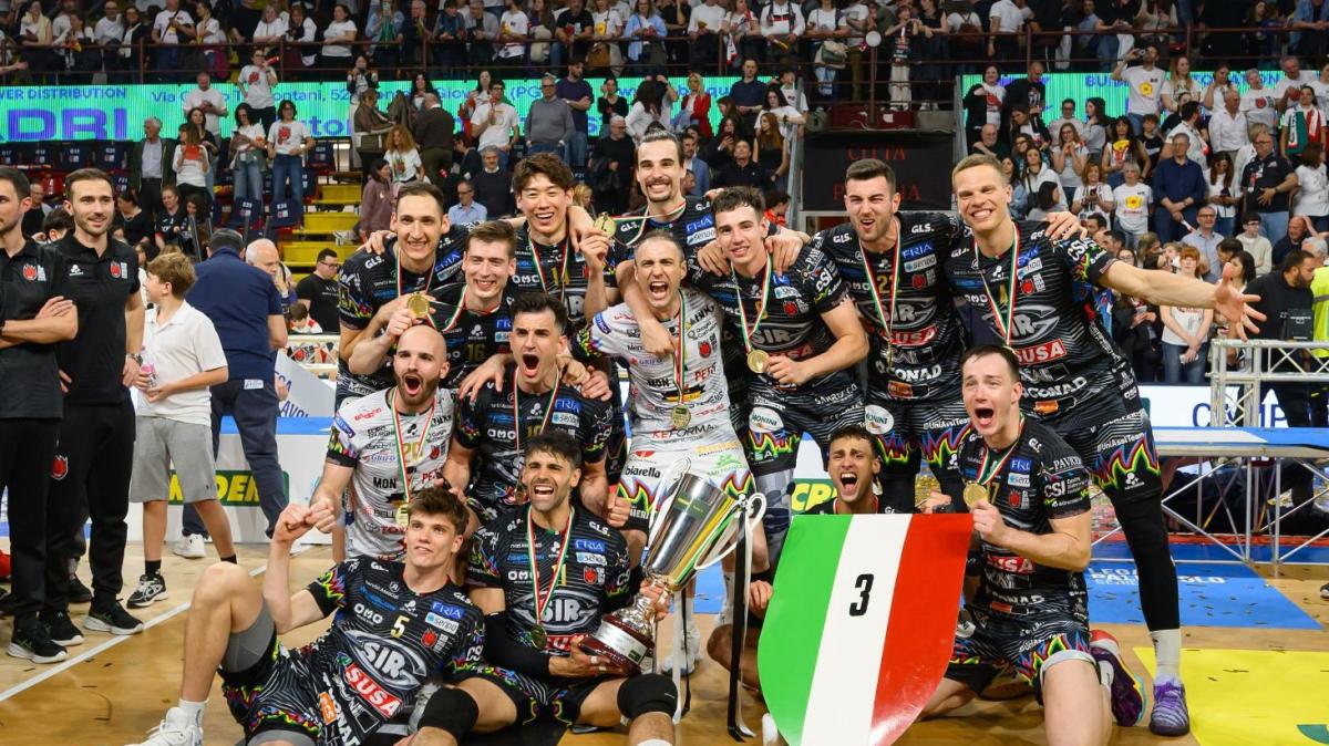 Riviviamo la magia della notte del terzo scudetto di Perugia nel volley maschile! Una lunga notte di festa per la città! 